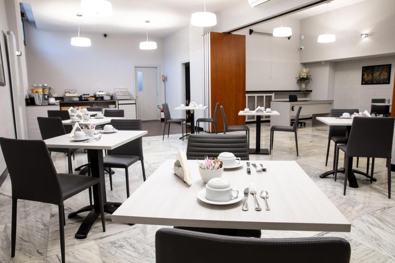 Hotel Esperia Ро Екстериор снимка