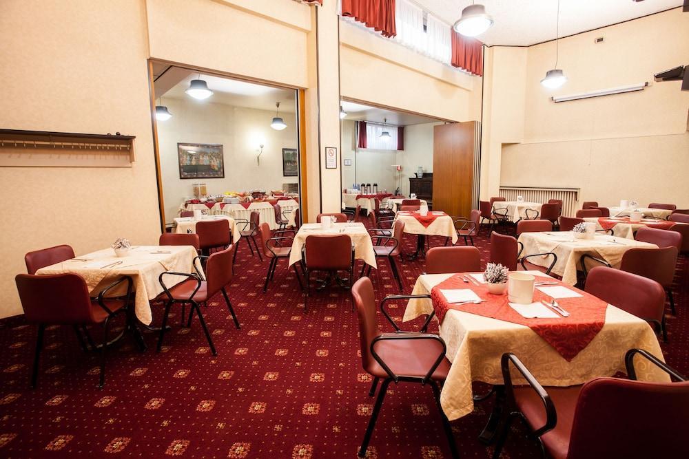 Hotel Esperia Ро Екстериор снимка