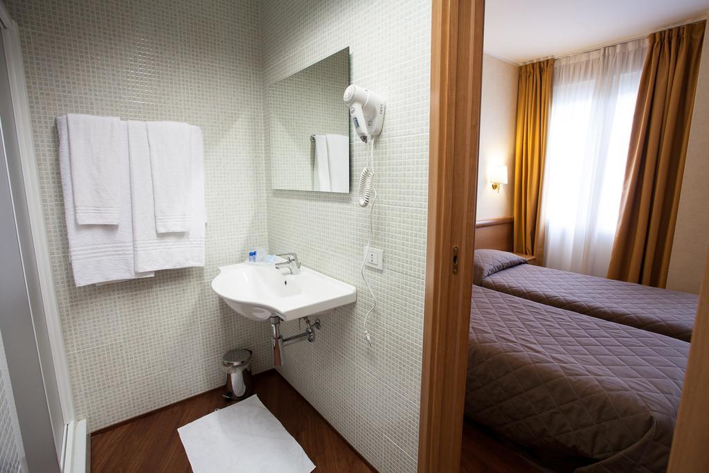 Hotel Esperia Ро Екстериор снимка