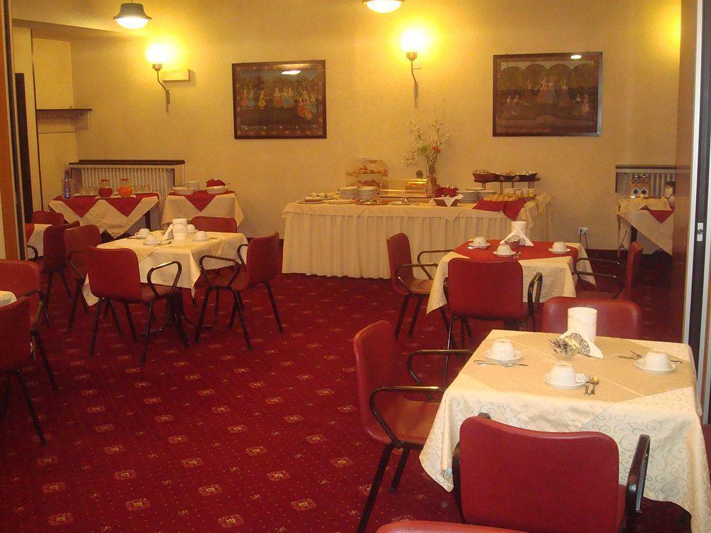 Hotel Esperia Ро Екстериор снимка