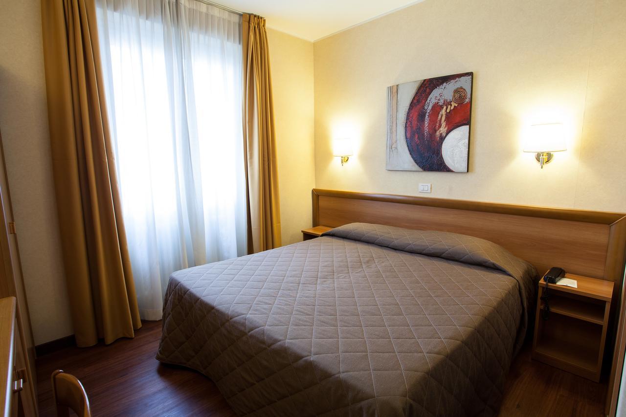 Hotel Esperia Ро Екстериор снимка