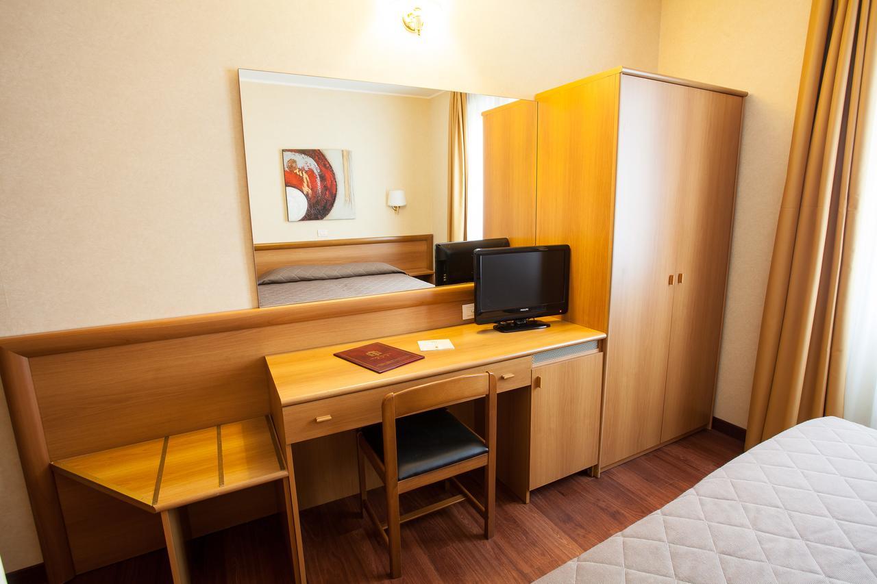 Hotel Esperia Ро Екстериор снимка