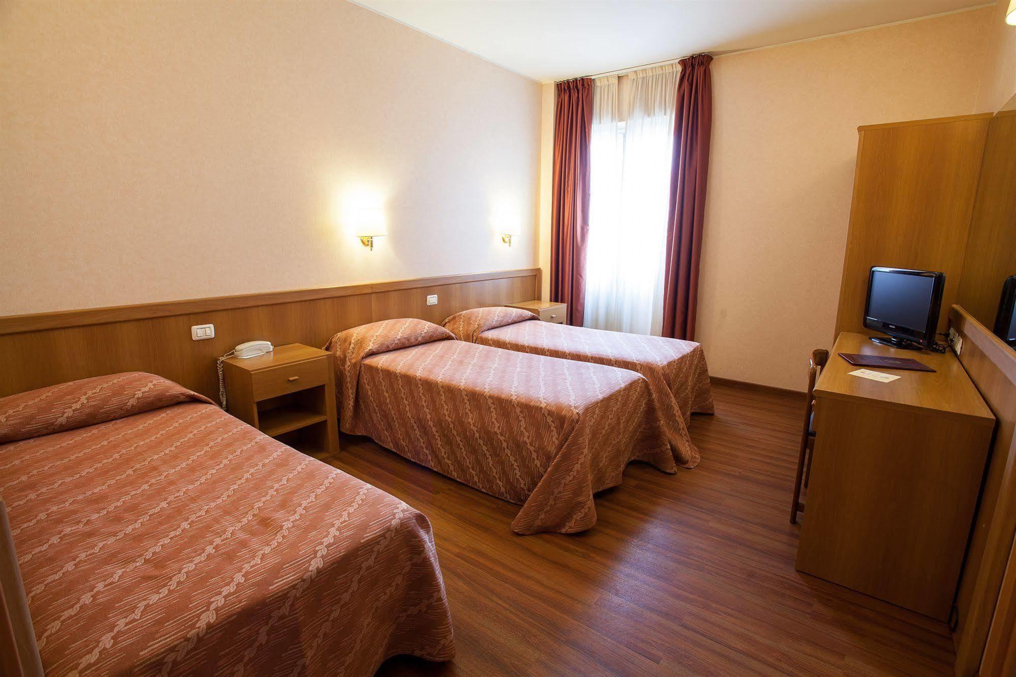 Hotel Esperia Ро Екстериор снимка