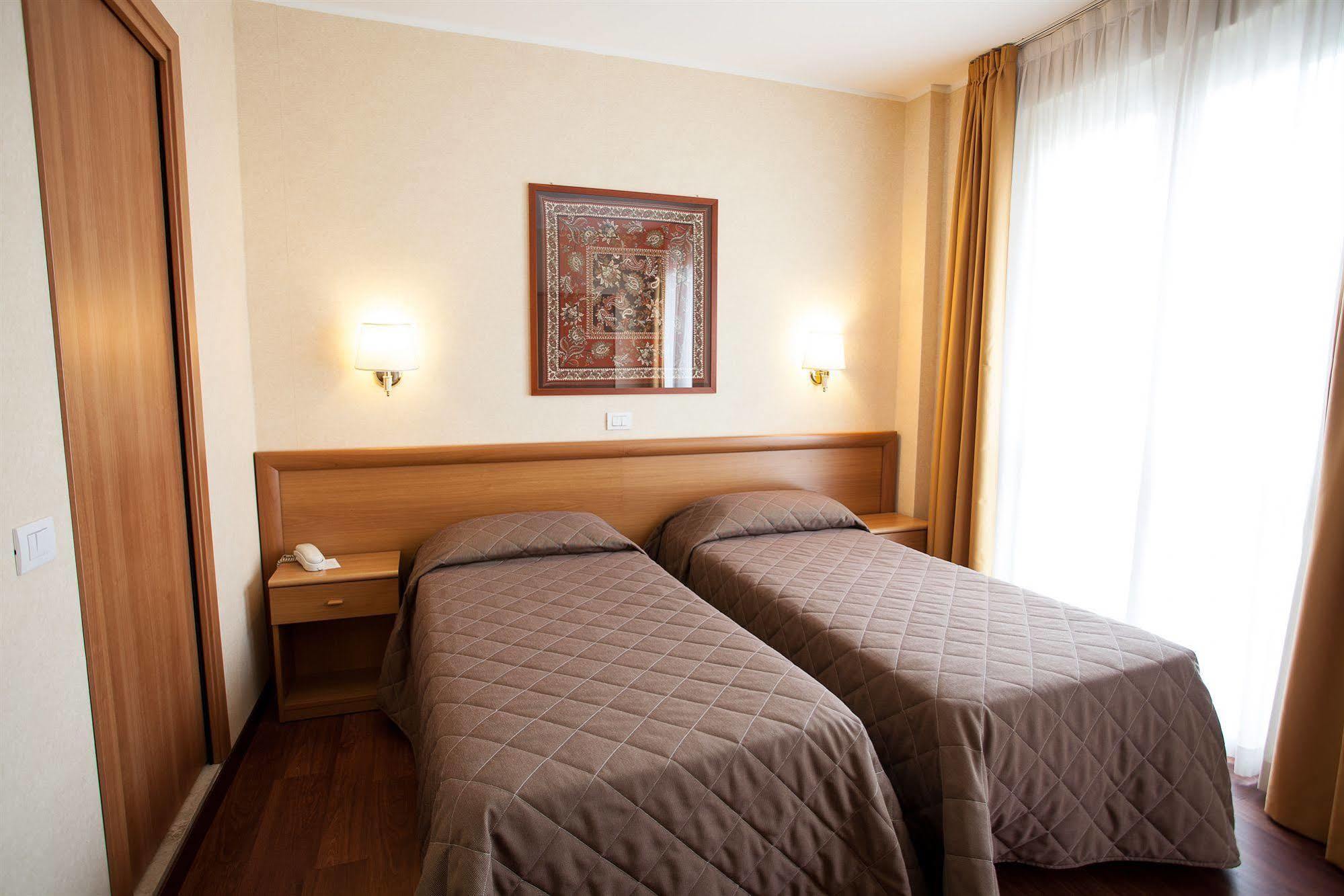 Hotel Esperia Ро Екстериор снимка