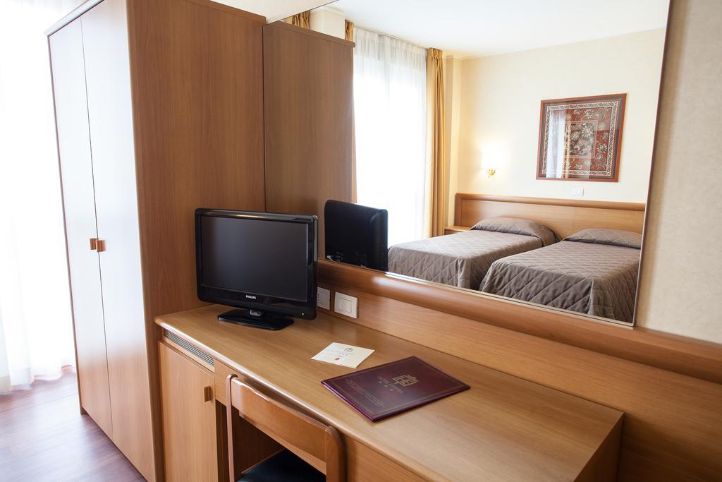 Hotel Esperia Ро Екстериор снимка